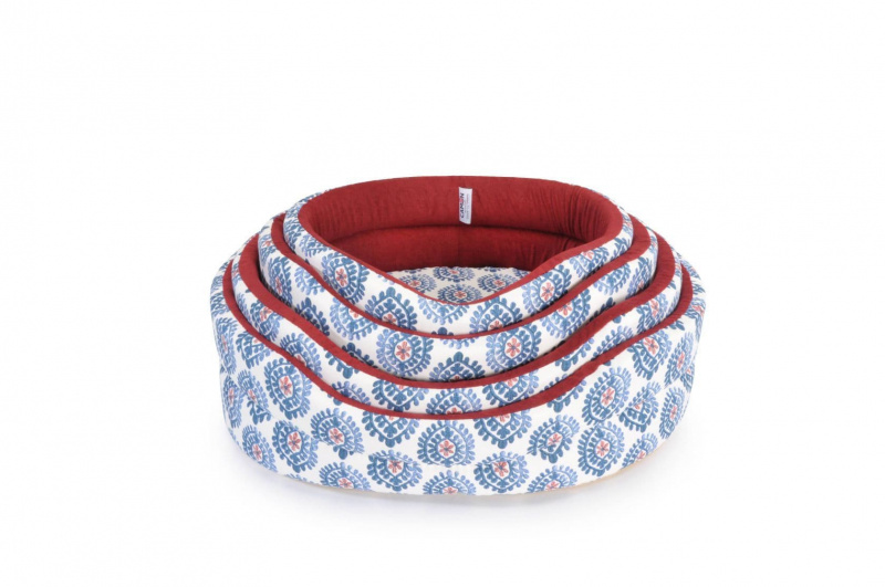 Лежанка овальная с голубыми узорами