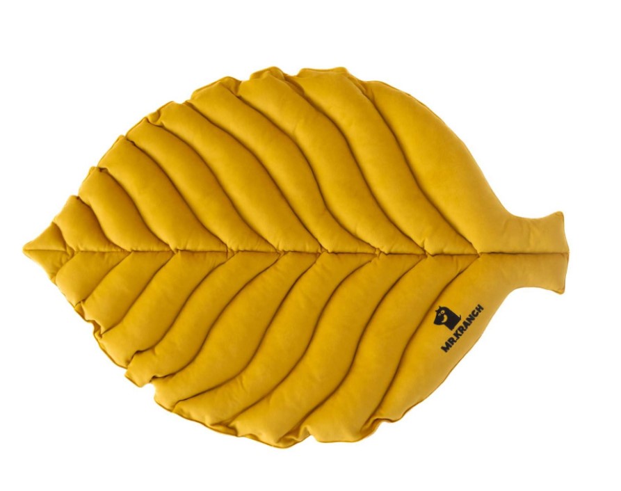 Лежанка Mr.Kranch для собак Листочек двусторонняя с имитацией кожи (охра)