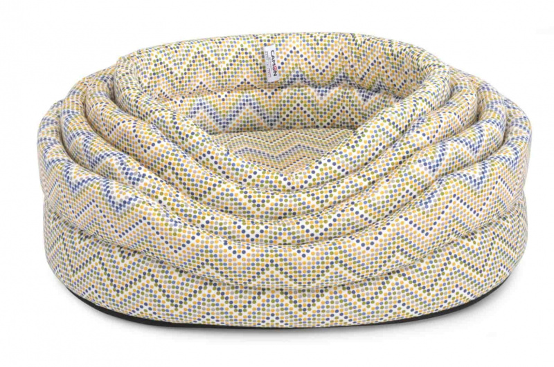 Лежанка овальная с узором из разноцветных точек
